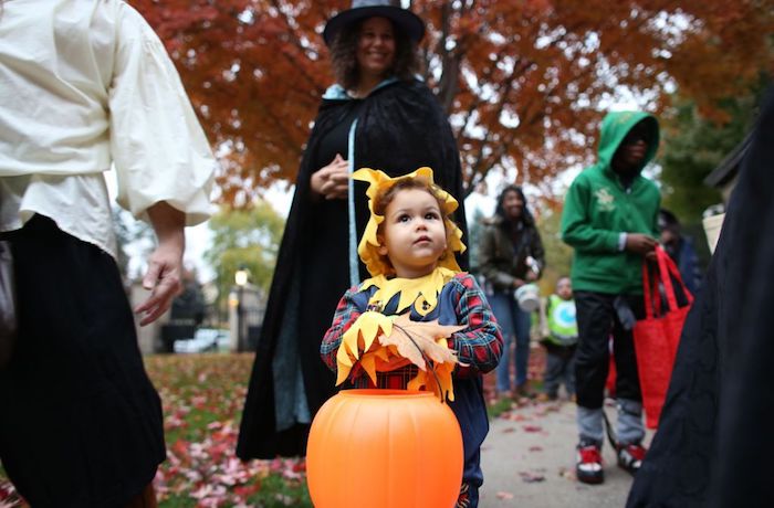 Halloween Bilder von einem kleinen Mädchen wie eine Strohpuppe verkleidet