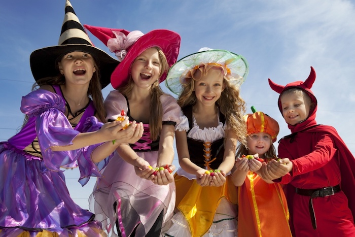 Halloween Bilder von einer Gruppe von fünf glückliche Kinder, die Süßigkeiten bekommen haben