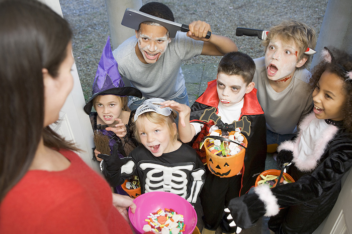 Halloween Bilder von einer Gruppe aus niedlichen Kinder, die sich verkleiden haben