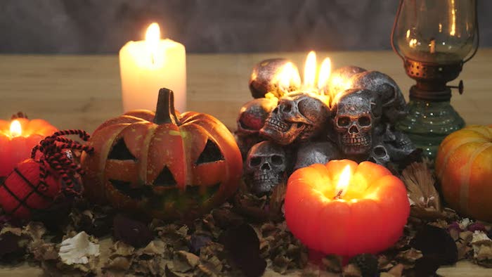 Halloween lustige Bilder von einer gruseligen Halloween Deko mit Kerzen