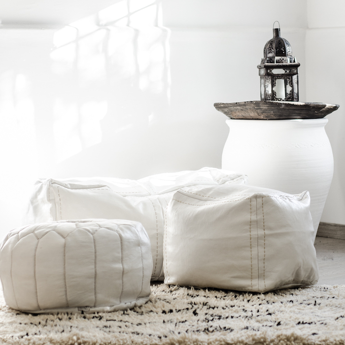 bodenkissen in weißer farbe deko zu hause praktisch aus leder schöne deko lampe
