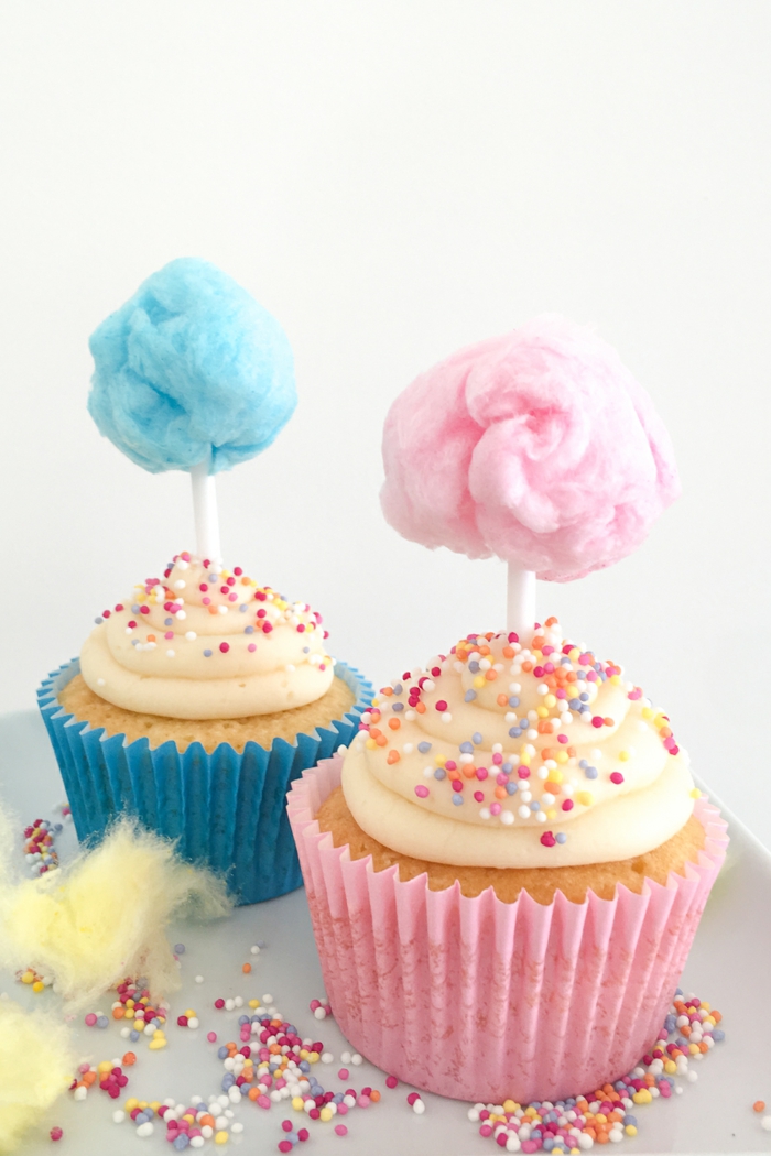 bunte Cupcakes mit Zuckerwatte für Kinderparty vorbereiten, Rezepte und Inspiration, einzigartige Party organisieren