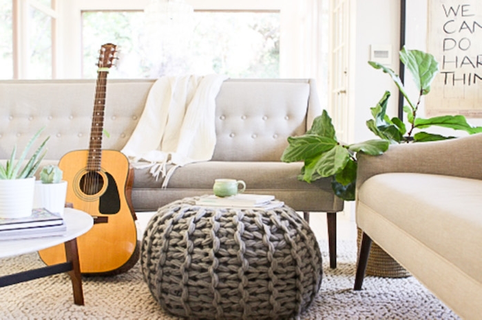 bodenkissen groß idee wohnbereich gitarre pflanze grün sofa decke möbel stricken
