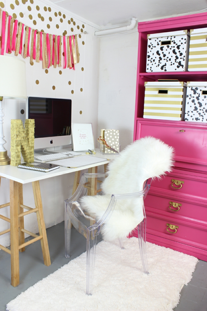 Arbeitszimmer Einrichtung, rosafarbener Schrank, Kunststoffstuhl, bedeck mit Pelz, goldene Wanddeko