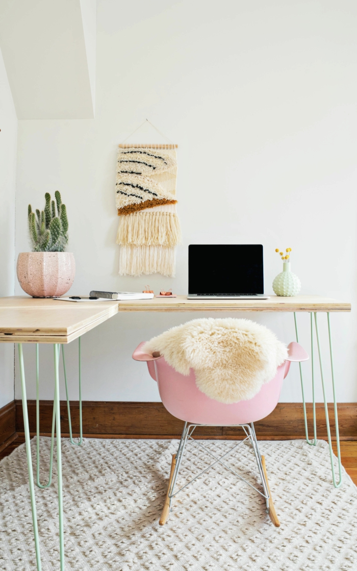 Arbeitszimmer Einrichtungsideen, rosa Kunststoffstuhl, bedeck mit Pelz, zwei kleine Schreibtische aus Holz, großer Kaktus im Blumentopf, kleiner Blumenstrauss, Laptop und Heft