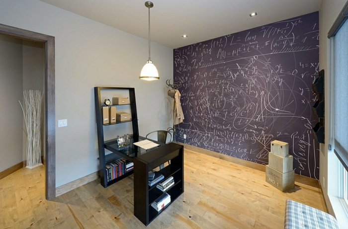 Arbeitszimmer Ideen, minimalistische Einrichtung, Wand in Tafelfarbe, schwarze Möbel, Kartons am Boden
