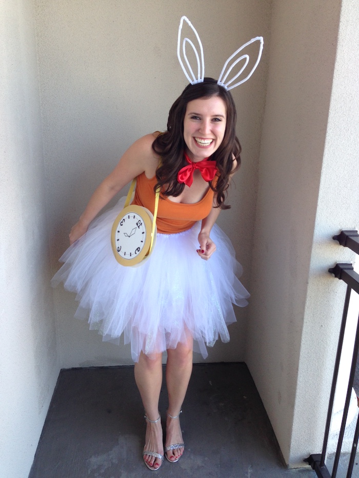 der Hase aus dem Buch Alice im Wunderland mit einer Uhr und Hasenohren - einfache Kostüme