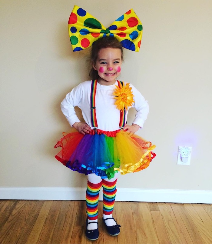 Halloween Kostüme für Kinder - ein Mädchen in allen Farben von Regenbogen verkleidet