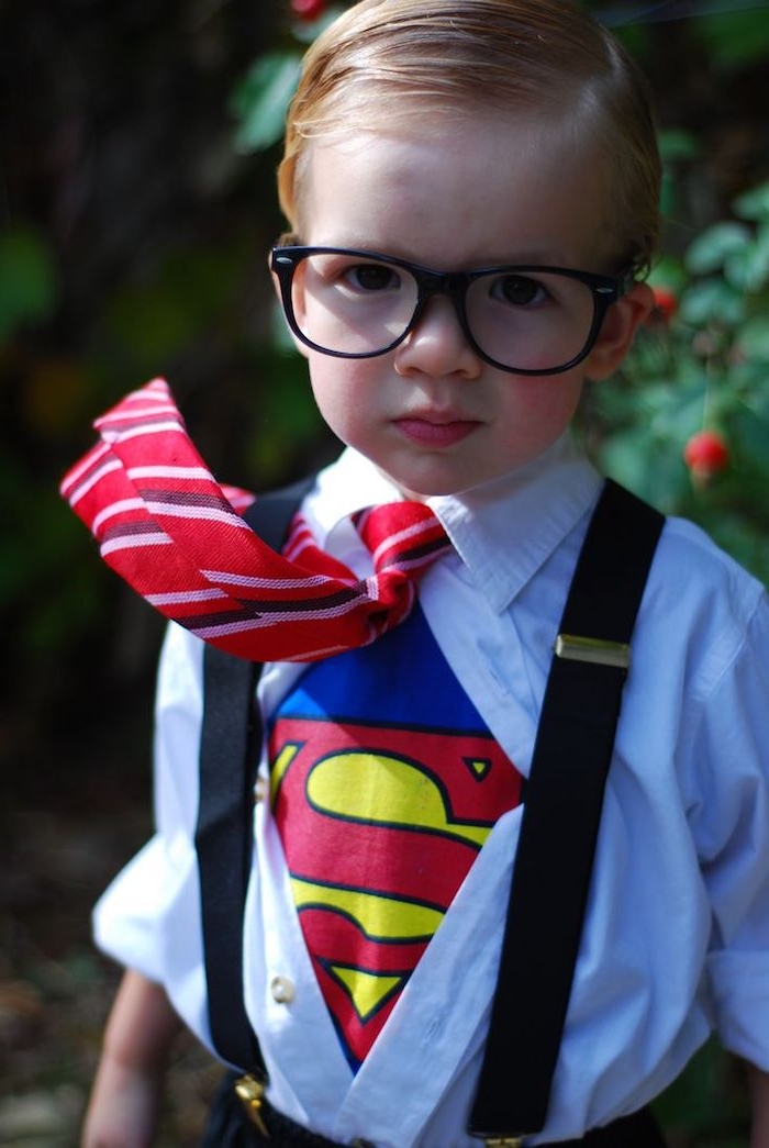 Halloween Kostüme für Kinder - ein Superman Kostüm mit einer Krawatte und Brille