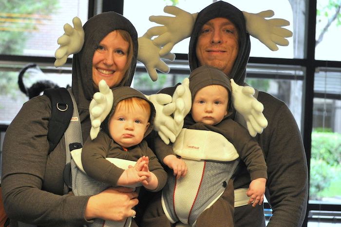 eine Familie mit Zwillingen, braune Klamotten und Handschuhe wie Hörner - einfache Halloween Kostüme