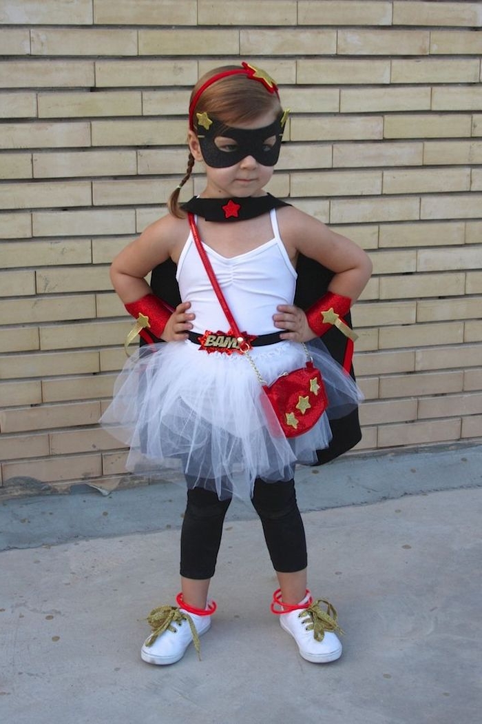 ein Mädchen mit Superhero Kostüm leicht zu nähen - Halloween Kostüme für Kinder