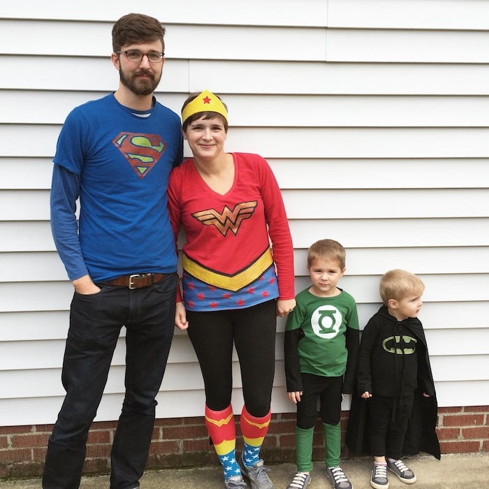 eine Familie aus Superman, Wonder Woman Batman und die grüne Laterne - gekleidet zu Halloween