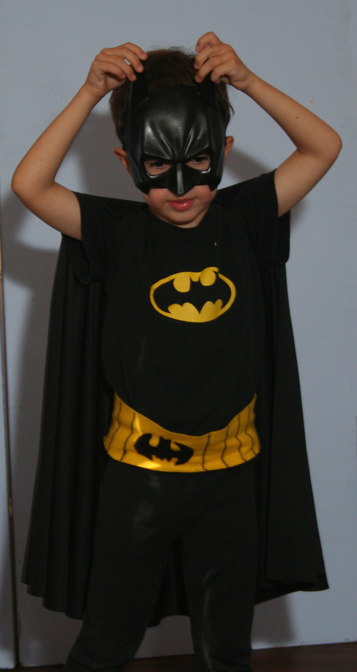 ein kleiner Batman mit Kostüm und eine schwarze Maske - Maske basteln