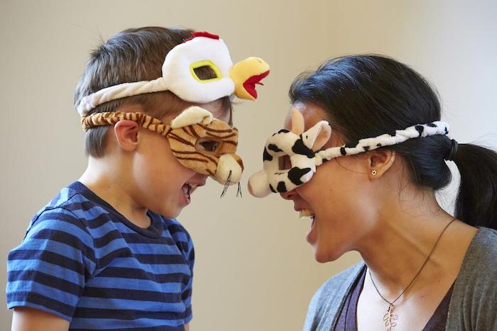Halloween Masken für die ganze Familie - Mutter und Sohn mit Masken, die die Frau selber genäht hat