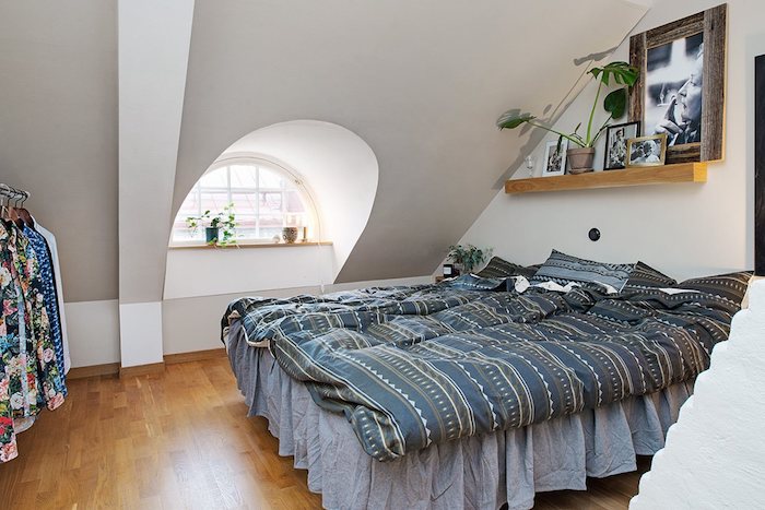 dachschräge schlafzimmer bett design idee rundes fenster regal bettwäsche kleider