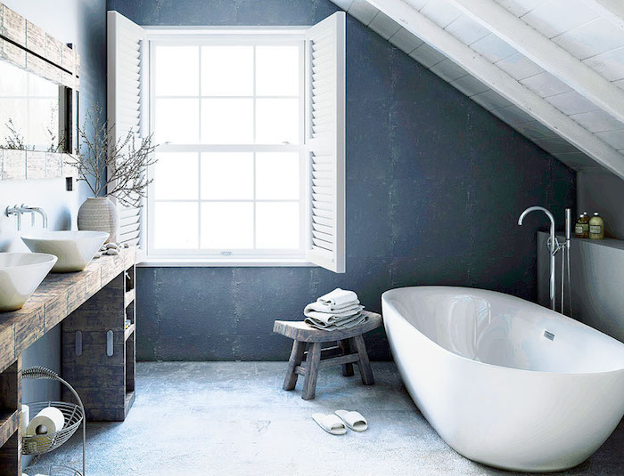 wohnung gestalten badewanne fenster blaue wände im bad waschbecken kräuter als deko