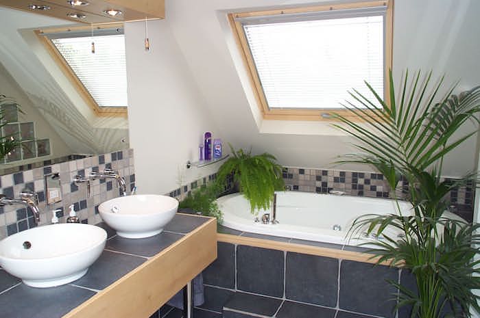 dachschräge gestalten ideen zum modernen badezimmer badewanne 2 waschbecken 