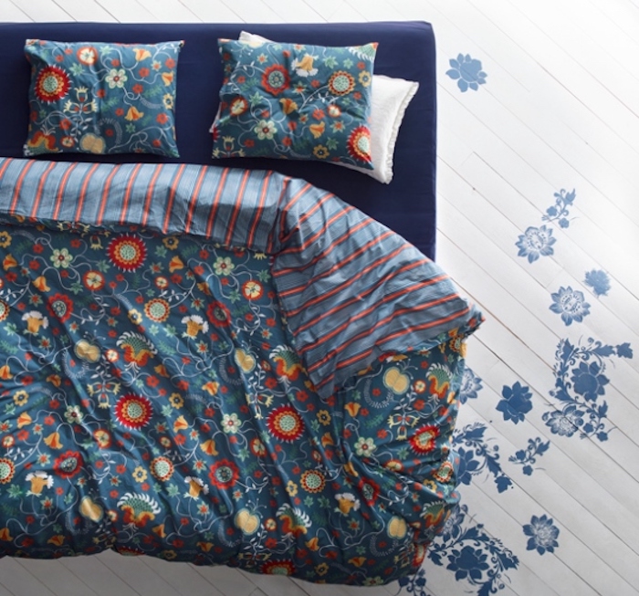 Wassermatratze mit blauen Laken beziehen, Bettwäsche mit verspielten Motiven