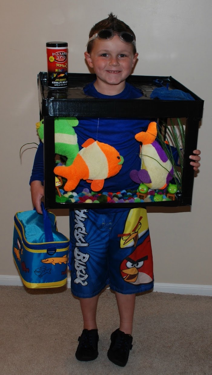 ein ausgefallenes Halloween Kostüm - ein Aquarium mit Plüsch Fischen - Halloween Kostüme für Kinder