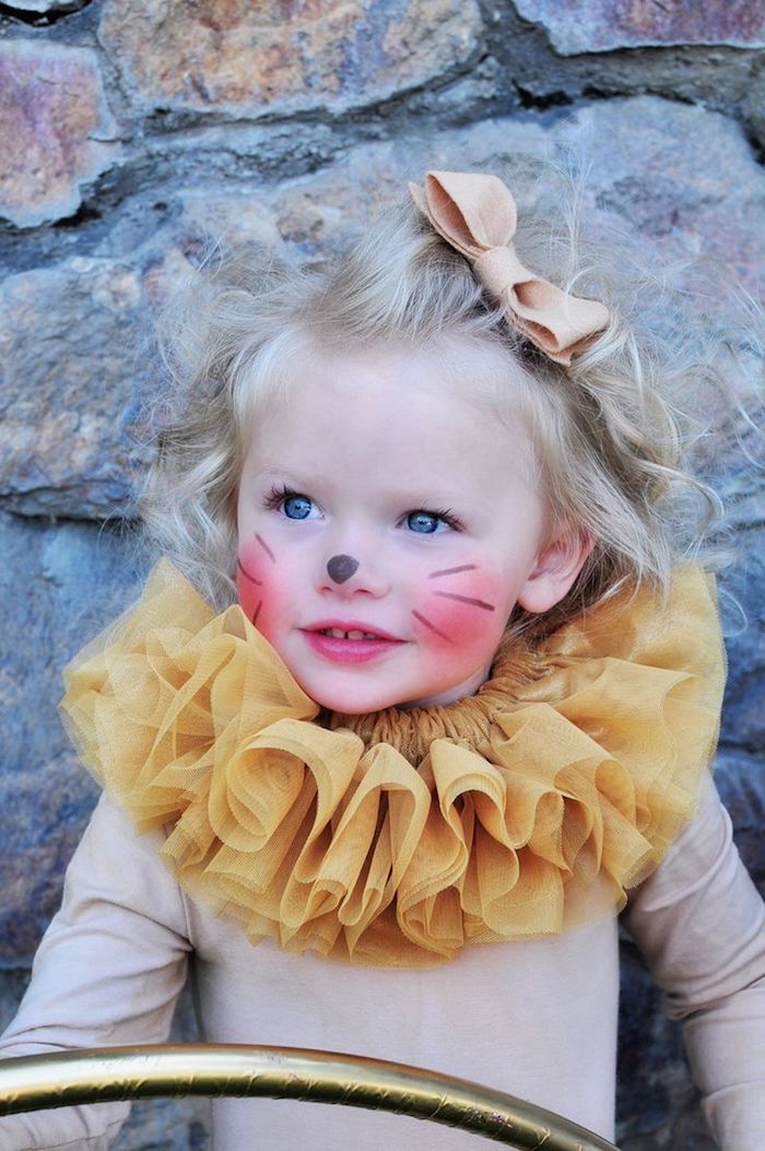 einfache Halloween Kostüme von einem kleinen Mädchen mit einem Katzenkostüm