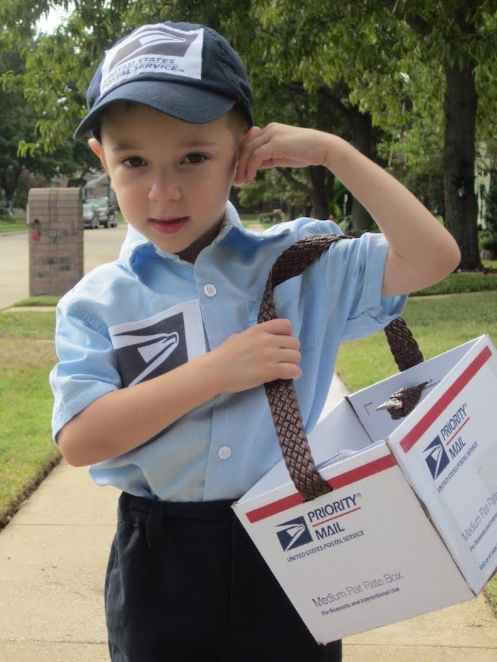 ein kleiner Briefträger mit einem blauen Hemd, schwarze Hose und Cap - Halloween Kostüme für Kinder