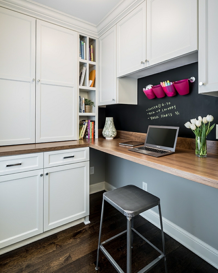 Arbeitszimmer Ideen für kleine Wohnung, Wand in Tafelfarbe, violette Stifthalter an der Wand, Laptop und Glasvase mit weißen Tulpen