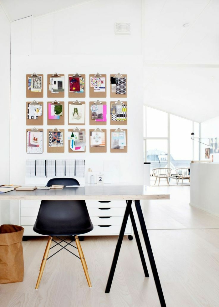Arbeitszimmer in Weiß, Notizen an der Wand, Möbel aus Holz und Kunststoff, Bücher auf dem Tisch