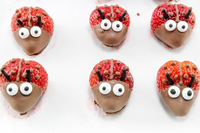 Kleine Snacks für Partys, Erdbeeren mit Schokolade-Marienkäfer, tolle Ideen für Kindergeburtstag
