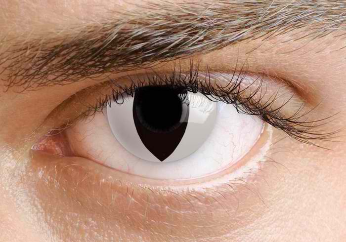 Mann mit bemalten Kontaktlinsen wie Katzenaugen, schwarze Pupille, weiße Iris