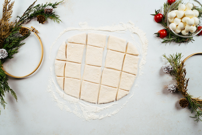 Pizzateig in gleich große Quadrate schneiden, Rezept für Brötchenkranz, Fingerfood für Weihnachten 