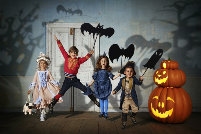 Halloween Gedichte, Kostüme für Kinder, Prinzen, Prinzessinnen und Piraten, Fledermäuse aus Papier, drei große Kürbisse