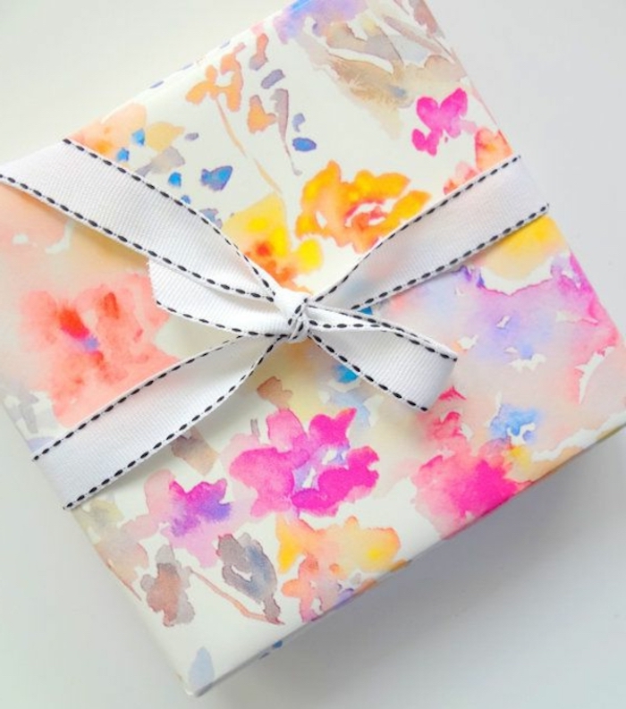 buntes Geschenkpapier in Pastellfarben, Blumenmotive, kleines hübsches Band