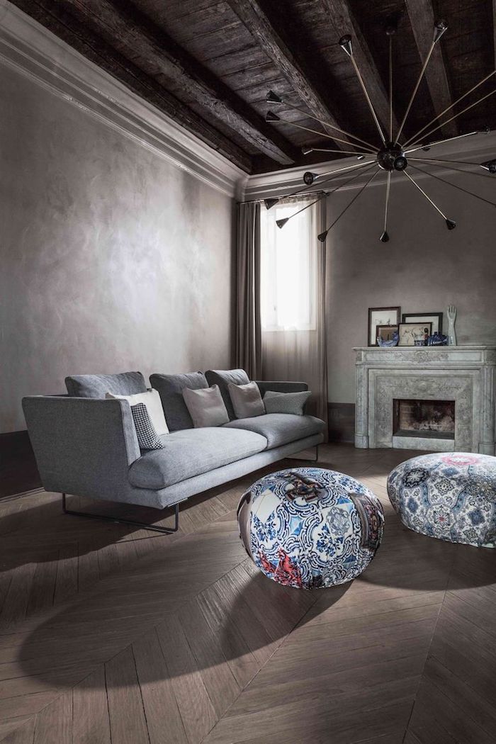 bodenkissen groß ideen bunte sitzkissen graues sofa kaminofen idee lampe design 