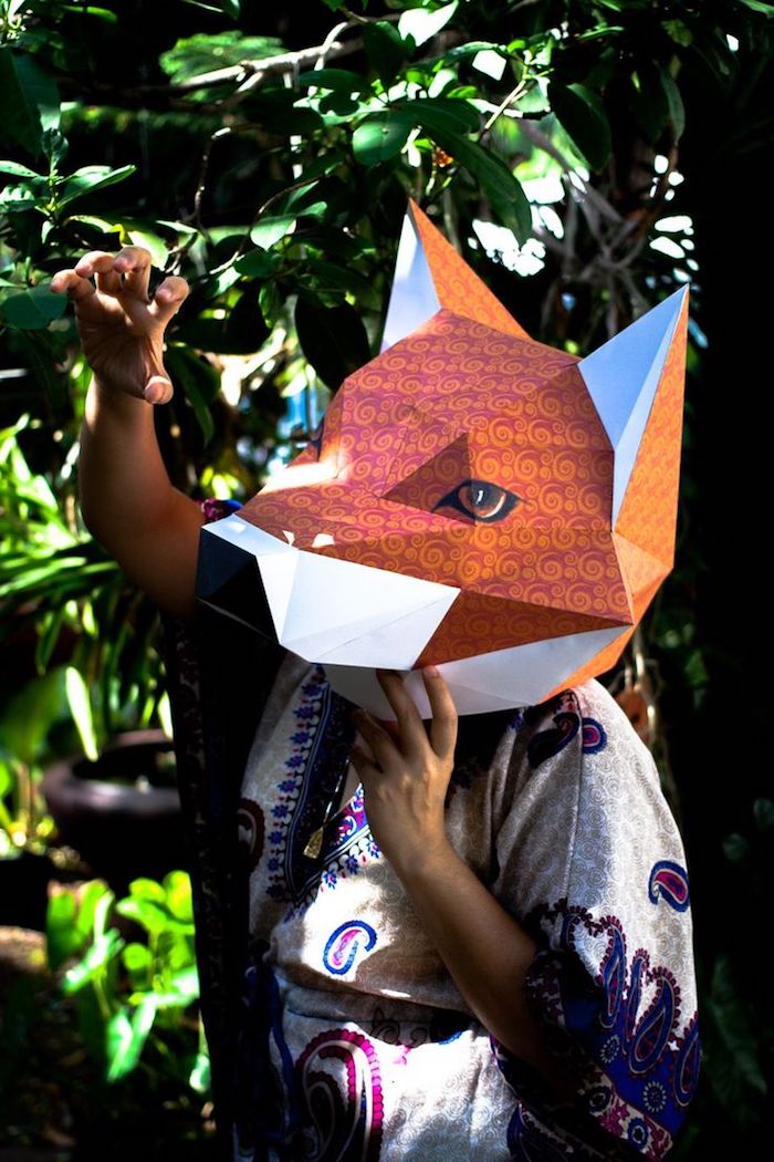 Halloween Maske selber machen - ein Fuchs Maske in oranger Farbe aus Karton herstellen