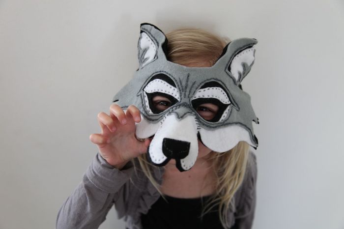 eine graue Maske von einer Wölfin - Halloween Maske selber machen für Kinder