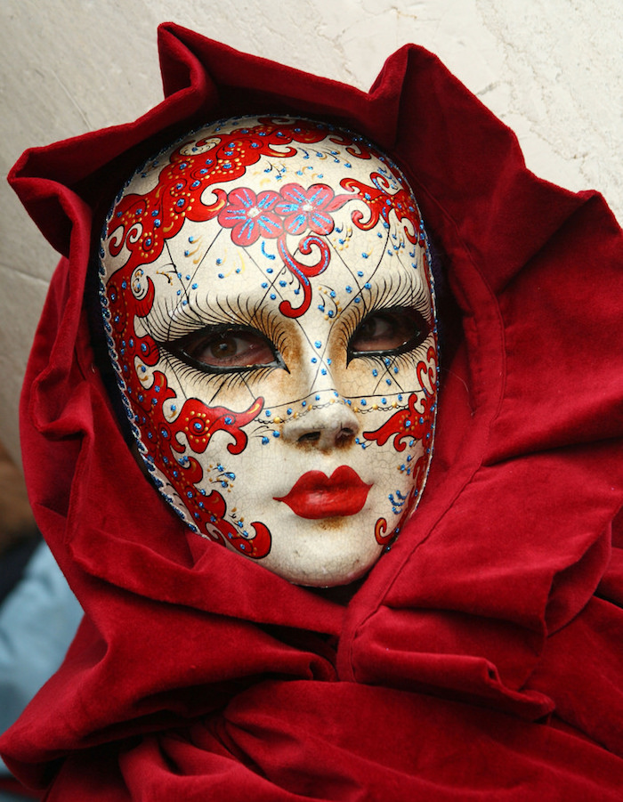 eine rote Maske und rote Gewände - Halloween Maske für Damen selber machen
