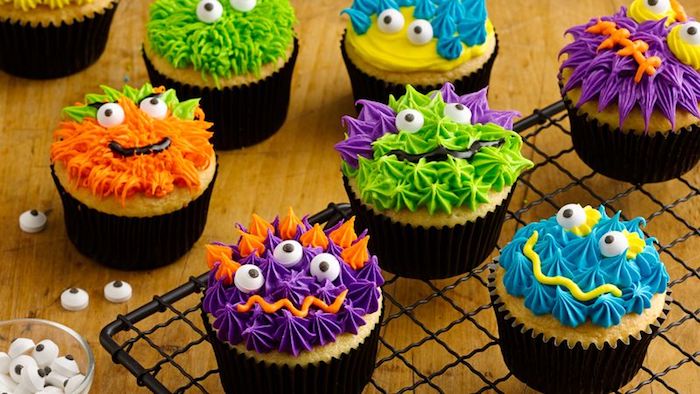 rezepte für halloween, muffins in form von ungeheuer, cupcakes dekorieren