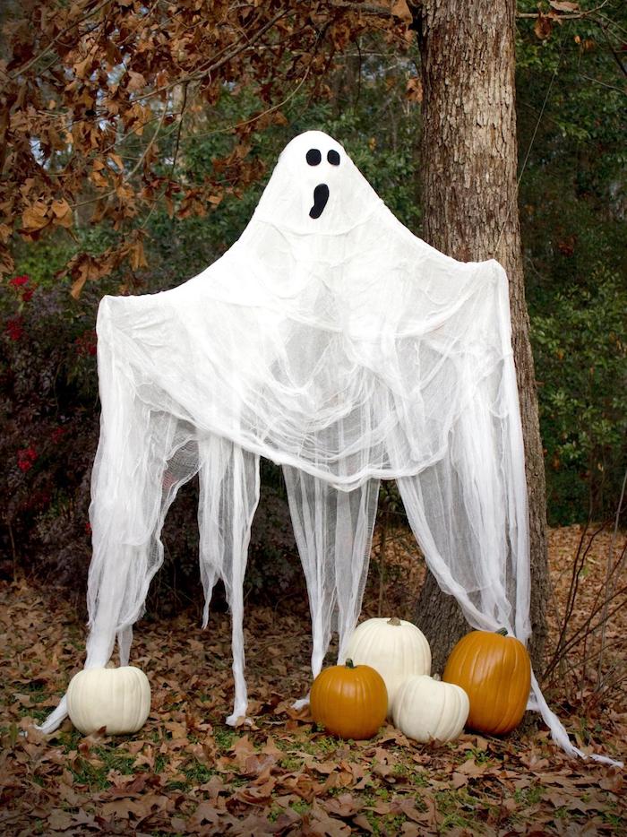 ein Gespenster unter dem Baum mit Kürbisse darunter - Halloween Deko basteln 