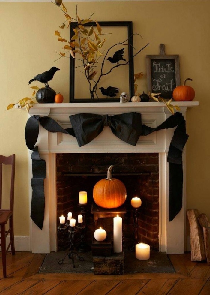 eine geheimnisvolle Halloween Deko basteln mit Kerzen und Kürbisse im Kamin