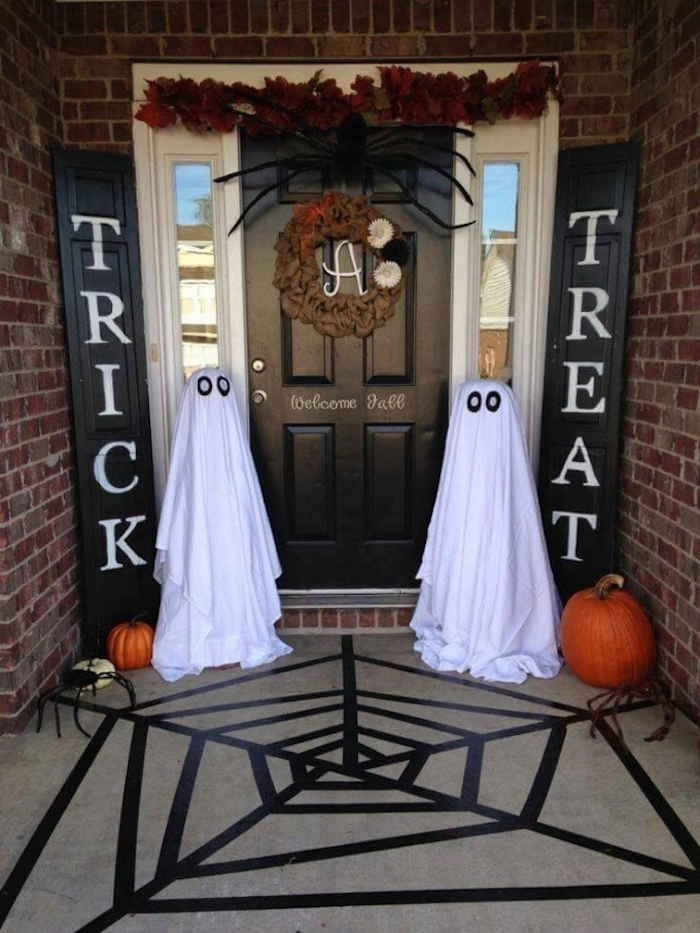 Bastelideen Halloween - zwei Gespenster, zwei Kürbisse und zwei Spinne an der Tür