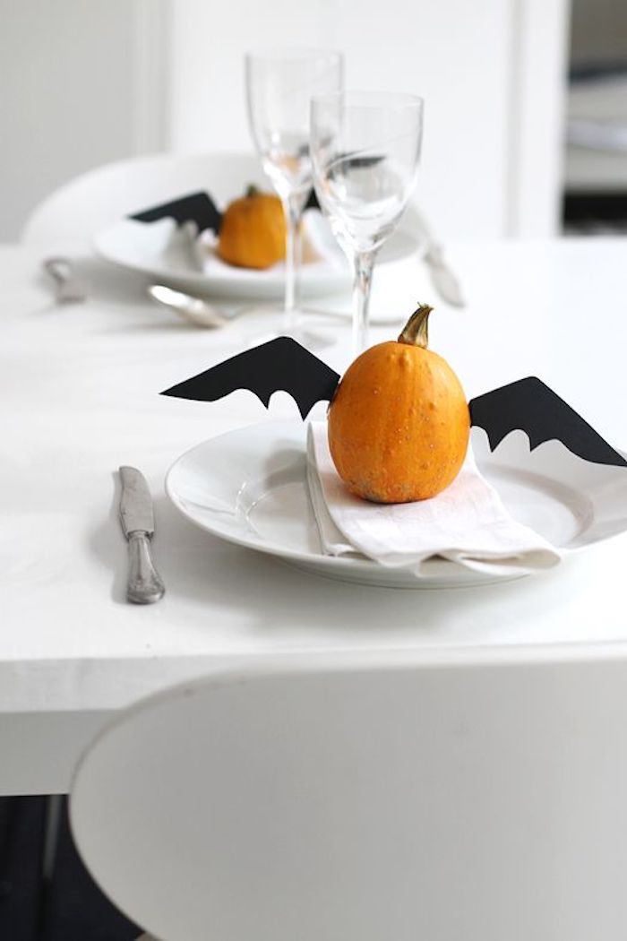 zwei Kürbisse mit Fledermaus Feder als Tischdeko für Halloween - Basteln für Halloween