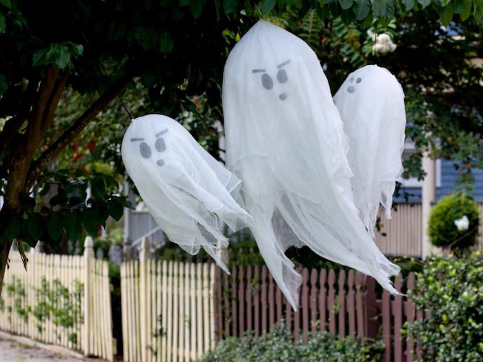 drei Gespenster hängen von dem Baum - gruseliges Basteln für Halloween