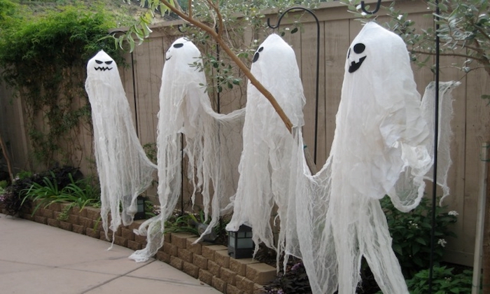 vier lustige Gespenster am Zaun, hängen von Hacken - Halloween Deko selber machen