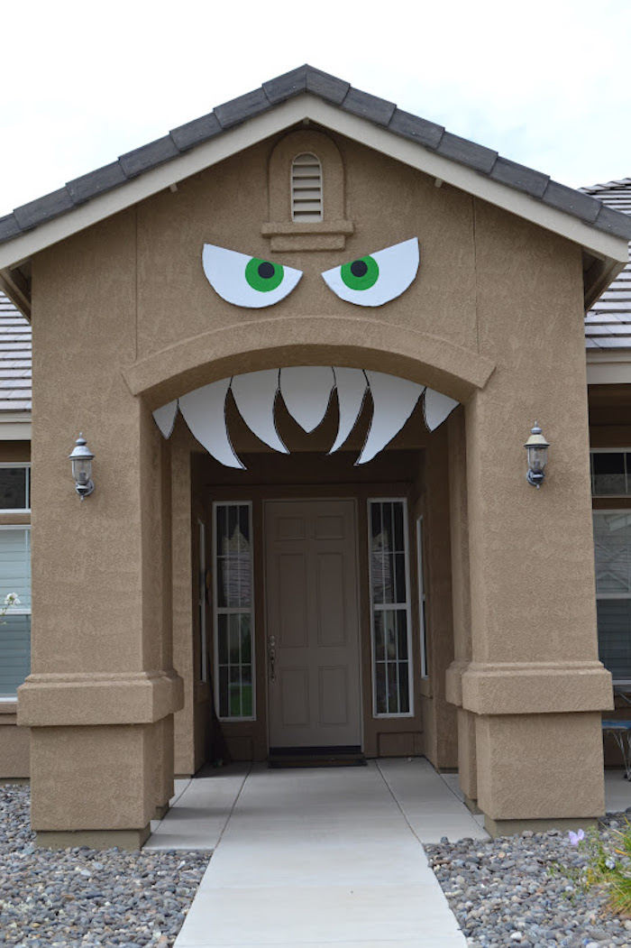 Halloween Deko basteln - Augen und Zähne aus Pappe zur Eingangtür