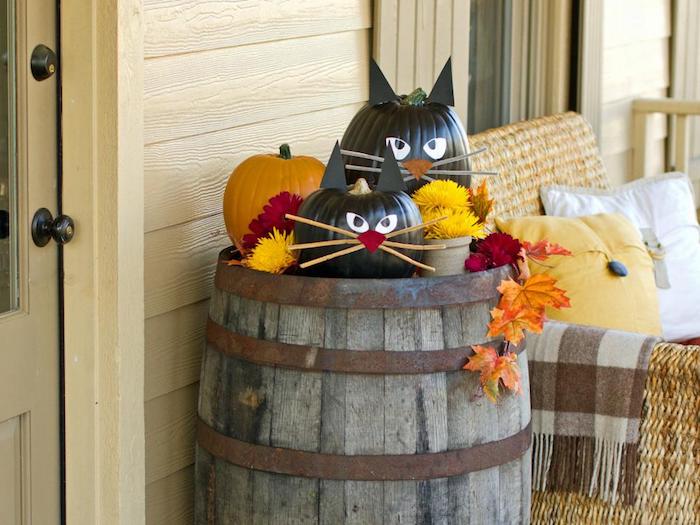 schwarze Katzen aus Kürbissen auf einem Fass - Halloween Deko selber machen