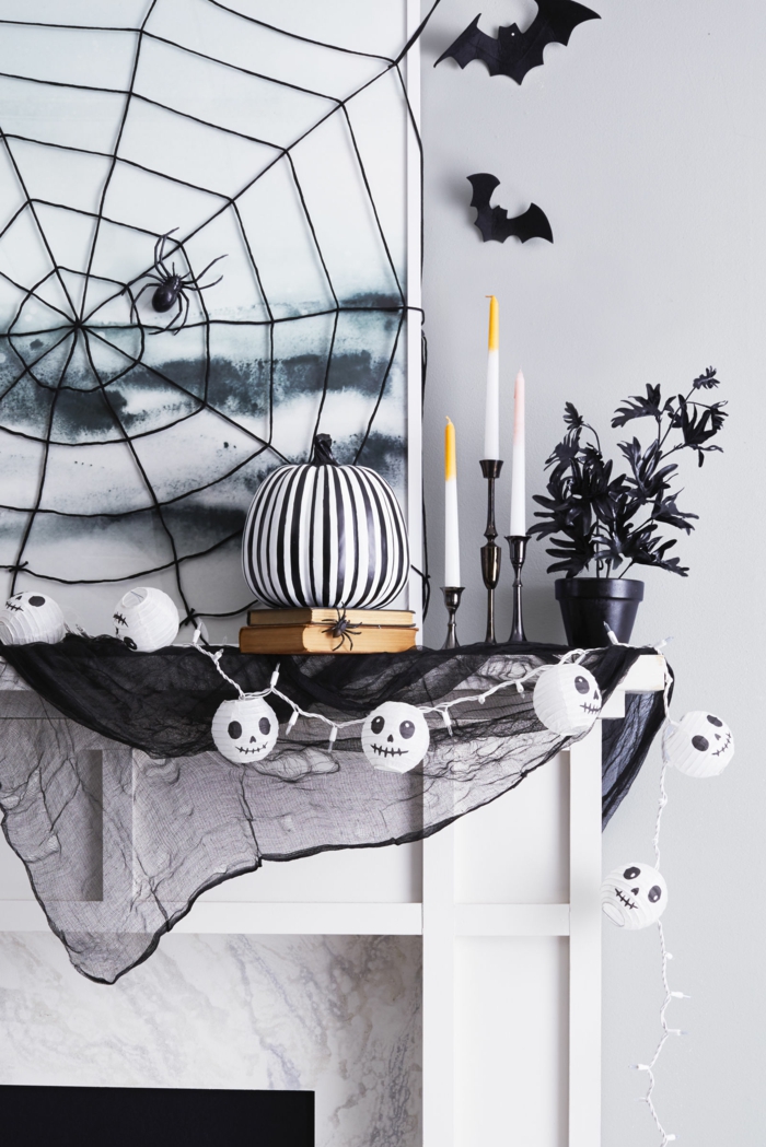 Halloween Deko fürs Wohnzimmer, großes Spinnennetz, Fledermäuse aus Papier, Girlande mit Mumien, schwarz-weißer Kürbis