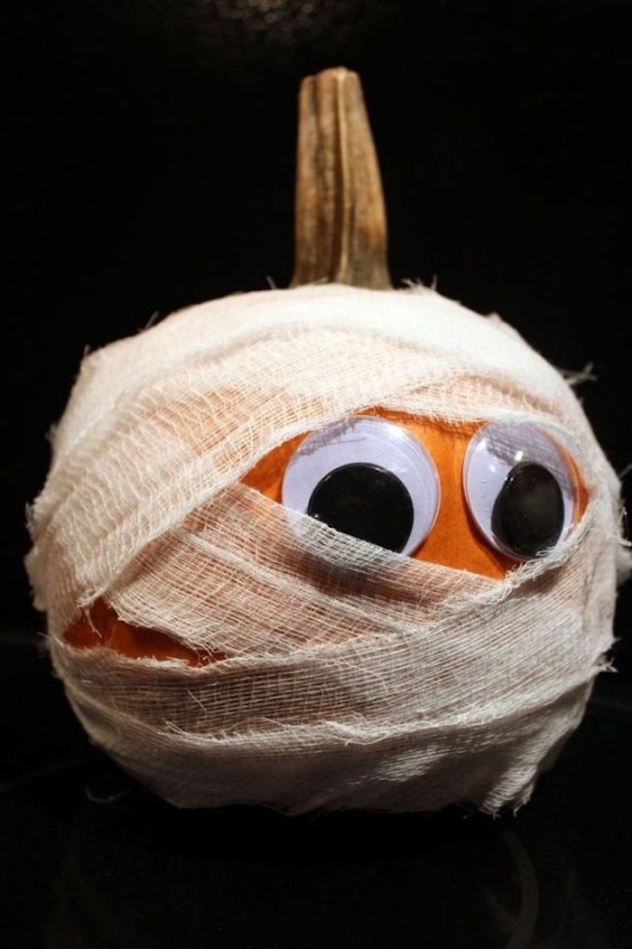 ein kleiner Kürbis wie eine Mumie gestaltet mit Band - Halloween Deko selber machen