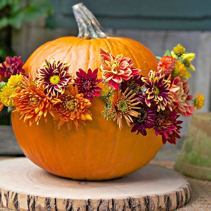 ein Kürbis, perforiert und mit Blumen gestochen - kreativ Halloween basteln