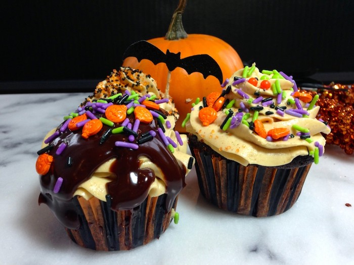 rezepte für halloween, cupcakes dekoriert mit sahne, schokolade und streuseln