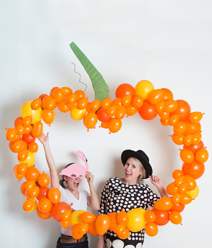 Kürbis aus orangen Luftballons selber basteln, Deko Ideen für Zuhause, Flamingo-Maske